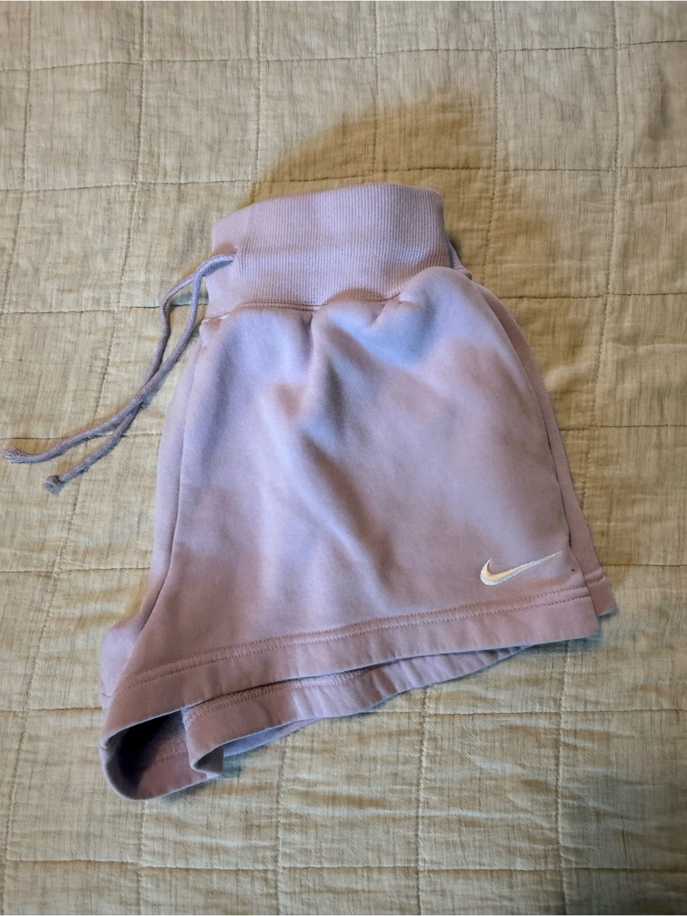 Nike Women's Light Lavender Athletic Shorts size Medium drawstring Swoosh